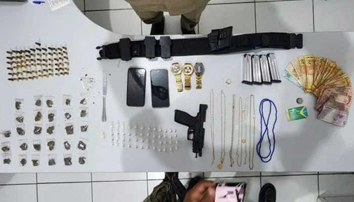 Drogas, armas e outros objetos foram apreendidos. Foto: Divulgação/PM