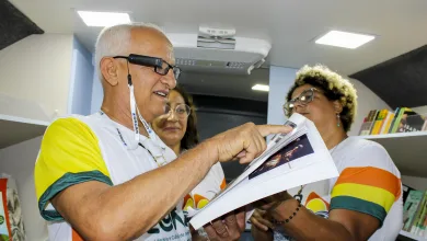 O prefeito João Bahia visitou a Biblioteca Itinerante