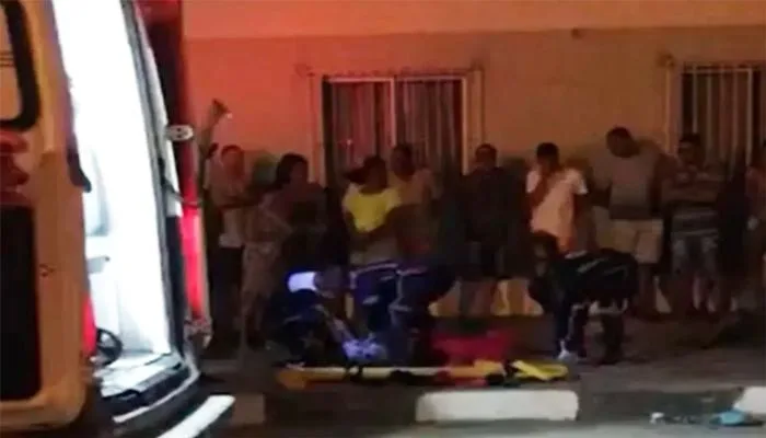 Mãe e filho foram socorridos após se jogarem da janela de 4° andar em Feira de Santana. Foto: Reprodução/TV Subaé