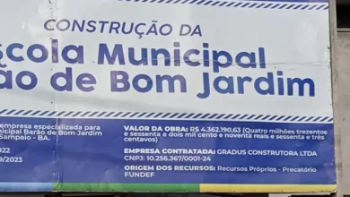 Placa instalada no local da obra diz que origem dos recursos são os precatórios do FUNDEF, o que não foi mencionado pelo gestor