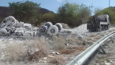 Motorista morre após caminhão tombar em 'curva da morte' no interior da Bahia — Foto: Reprodução/TV Sudoeste