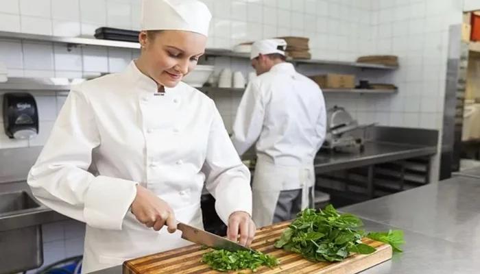 Uma das vagas disponíveis é para auxiliar de cozinha - Foto: Reprodução/Internet