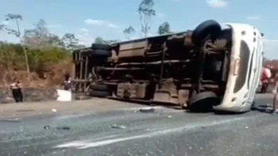 URGENTE: Uma pessoa morre e 12 ficam feridas após ônibus tombar; cenas fortes