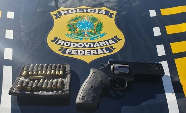 PRF prende homem por porte ilegal de arma de fogo e munições