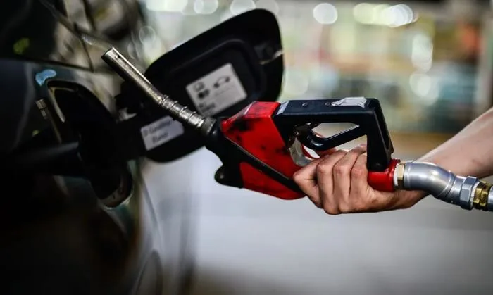 No momento, a Petrobras está mantendo estáveis seus preços de venda de gasolina às distribuidoras - Foto: Marcello Casal Jr | Agência Brasil