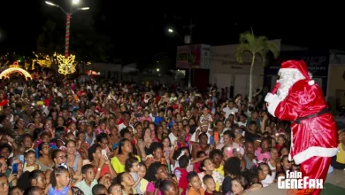 Na última sexta (15), a chegada do Papai Noel marcou a abertura do Natal na cidade - Foto: Fala Genefax