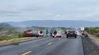 Carro bate de frente com caminhão em rodovia — Foto: Reprodução/Redes Sociais