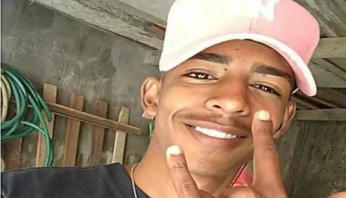 A vítima foi identificada como Eric Oliveira Alves, de 22 anos.