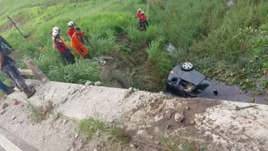 Duas pessoas morreram após o carro em que elas estavam cair de uma ponte na BR-101 — Foto: Reprodução/PRF