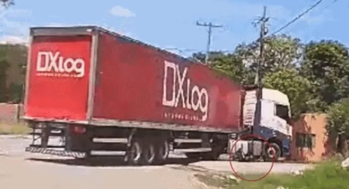 Ciclista vai parar embaixo de carreta, desvia de rodas e sai ileso de acidente - Foto: Reprodução/Vídeo