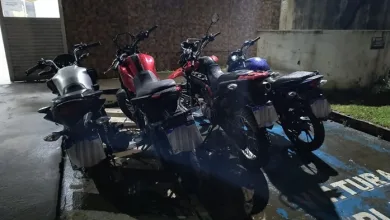 Motos roubadas foram encontradas pela polícia em Sussuarana- Foto: Divulgação/Polícia Militar