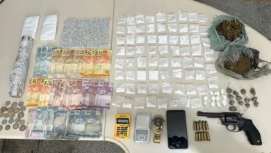 Foram apreendidos um revólver calibre 38, 10 munições, 81 porções de cocaína, 13 de maconha e 726 de crack - Foto: Divulgação | Polícia Militar