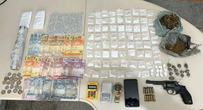 Foram apreendidos um revólver calibre 38, 10 munições, 81 porções de cocaína, 13 de maconha e 726 de crack - Foto: Divulgação | Polícia Militar