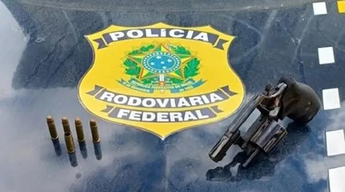 Caminhoneiro é detido com arma após PRF notar "volume incomum" - Foto: Divulgação | PRF