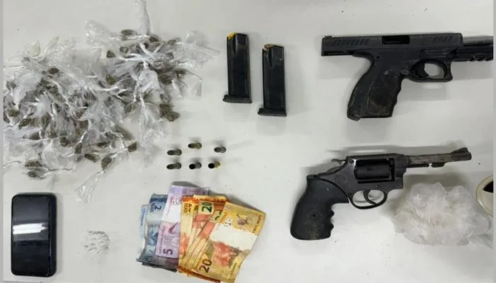 Armas, drogas, munições e dinheiro foram apreendidos - Foto: Reprodução/PM