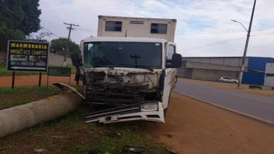 Caminhão colide violentamente com árvore na BA-084 em Conceição do Jacuípe- Foto: Fala Genefax