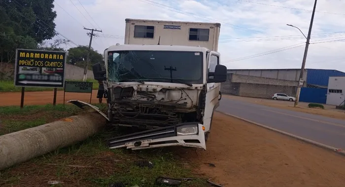 Caminhão colide violentamente com árvore na BA-084 em Conceição do Jacuípe- Foto: Fala Genefax