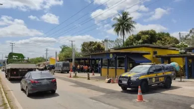 Ônibus parou na frente da unidade da PRF de Humildes, distrito de Feira de Santana- Foto: Reprodução/Divulgação/PRF