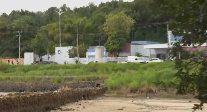 Corpo de mulher é encontrado com golpes de faca e preso em pedra- Foto: Reprodução/TV Aratu