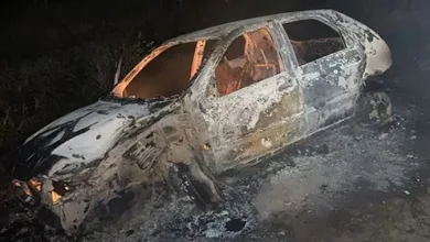 Carro envolvido em acidente que deixou um morto e um ferido é incendiado- Foto: Reprodução/Notícias de Santaluz