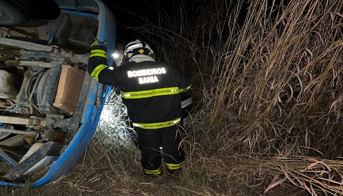 Homem fica preso em ferragens após acidente com carreta- Foto: Reprodução