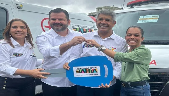 Secretária de saúde do estado Roberta Santana, deputado estadual Ângelo Filho (PSD), governador Jerônimo Rodrigues (PT) e a secretária municipal de saúde Mitsue Yoshida.