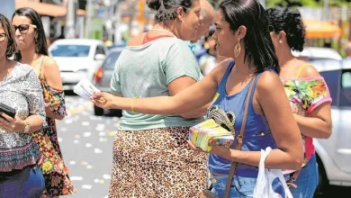 Distribuição de santinhos é uma das atividades de campanha liberadas a partir desta sexta - Foto: Reprodução/Diário de Notícias