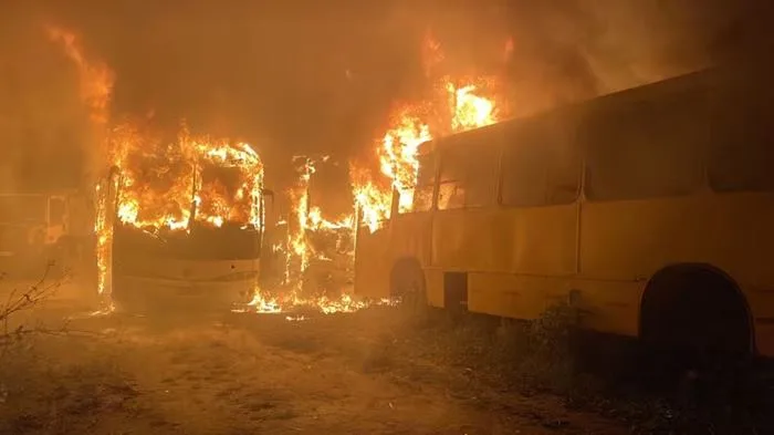 Ônibus pegaram fogo — Foto: Redes sociais