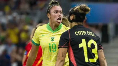 Priscila provoca goleira espanhola Cata Coll, que falhou no primeiro gol do Brasil - Foto: Marcio Machado/Eurasia Sport Images/Getty Images