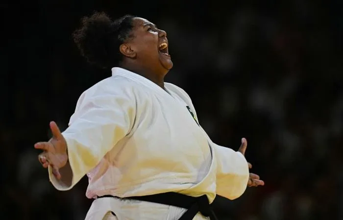 Beatriz Souza vence israelense no judô e leva primeiro ouro do Brasil em Paris - Foto: Luis Robayo/AFP