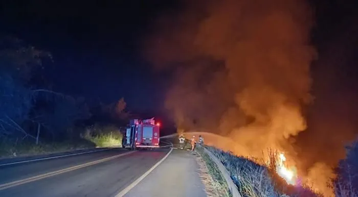 Carreta explode e motorista morre carbonizado na BR-101 - Foto: Reprodução/Redes Sociais