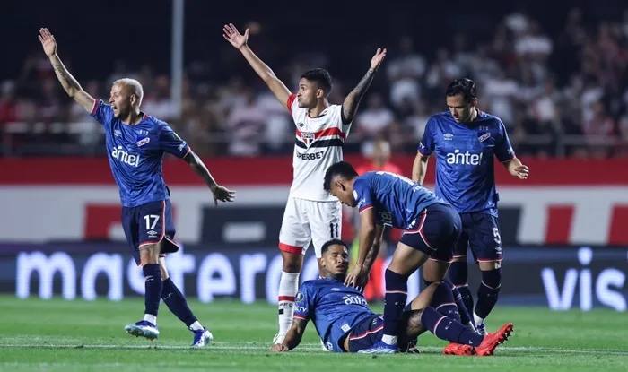 Juan Izquierdo foi ao chão depois de se sentir mal na partida contra o São Paulo - Foto: Alexandre Schneider/Getty Images