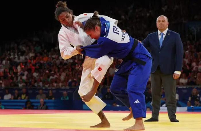 Rafaela Silva definiu a disputa — Foto: Jack GUEZ / AFP