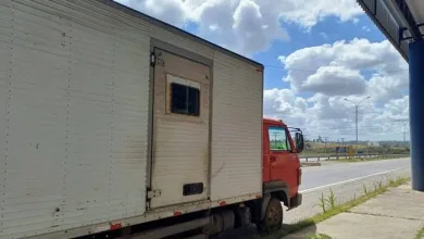 Caminhão baú é interceptado transportando treze pessoas na BR-116 - Foto: Reprodução/PRF