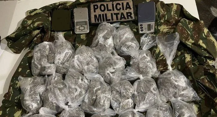 Polícia apreende cerca de trezentas porções de maconha- Foto: Divulgação/PM BA