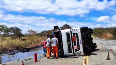 Pista fica parcialmente interditada na BA-156 após carreta tombar no sudoeste da Bahia — Foto: Reprodução/TV Sudoeste