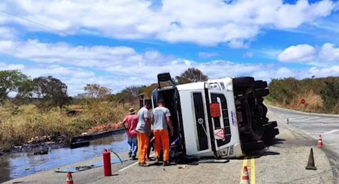 Pista fica parcialmente interditada na BA-156 após carreta tombar no sudoeste da Bahia — Foto: Reprodução/TV Sudoeste