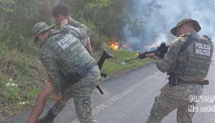 Homem é preso em flagrante enquanto usava isqueiro e combustível para colocar fogo em vegetação na Bahia — Foto: Divulgação/CIPPA