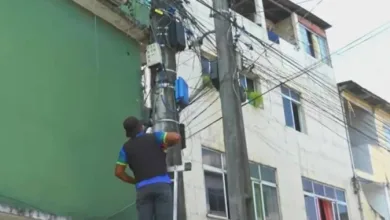 Polícia retira câmeras de monitoramento utilizadas por traficantes- Foto: Reprodução/TV Aratu