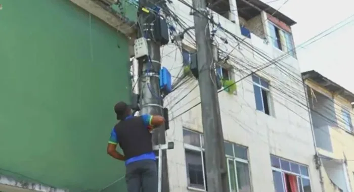 Polícia retira câmeras de monitoramento utilizadas por traficantes- Foto: Reprodução/TV Aratu