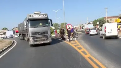 Homem morre após ser atropelado por carreta na Bahia — Foto: Reprodução/TV Oeste