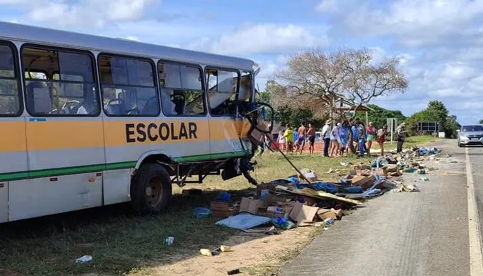 Caminhão bateu no fundo de um ônibus escolar na BA-099 — Foto: PRE-BA