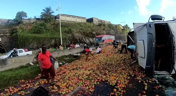 Caminhão carregado de frutas vira na BR-324 — Foto: Reprodução/TV Bahia