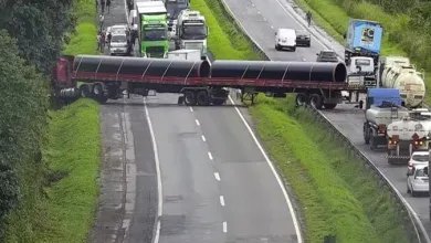 Trecho da BR-324 é interditado após carreta bitrem ficar atravessada na pista — Foto: Reprodução/Redes Sociais