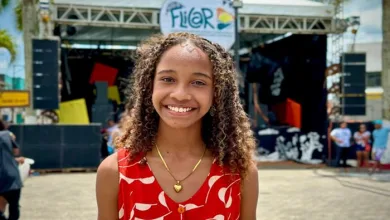 Yasmin Soares, de apenas 11 anos, subiu ao palco do evento e surpreendeu a todos com sua voz potente - Foto: Fala Genefax